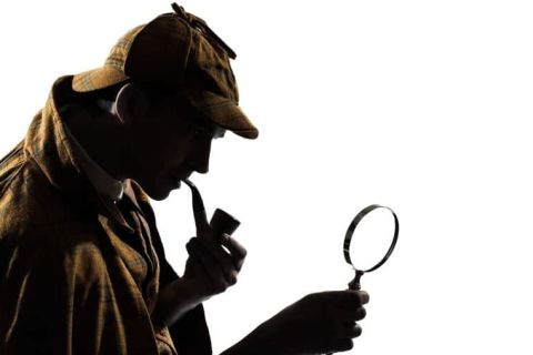 Silhouette d'un détective avec loupe et pipe, enquête en cours à Whitechapel
