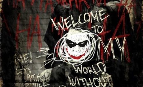 Visage de clown griffonné en blanc sur un mur taché de rouge, mots Welcome to my world, salle Why so serious chez Locus Enigma
