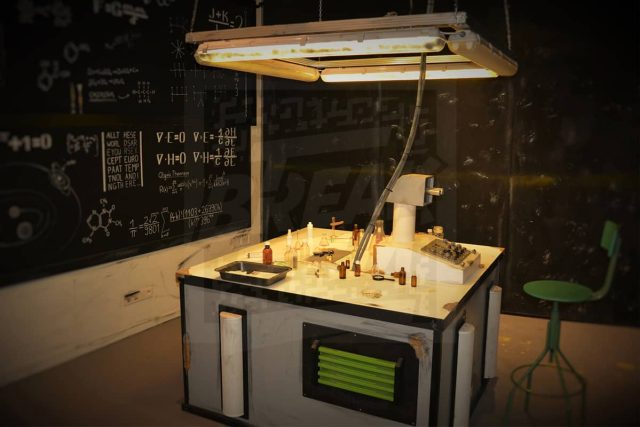 Station scientifique futuriste avec tableau noir, appareillages et équipements technologiques