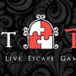 Logo de Secret Room, escape game à Annecy, avec puzzle rouge et blanc stylisé
