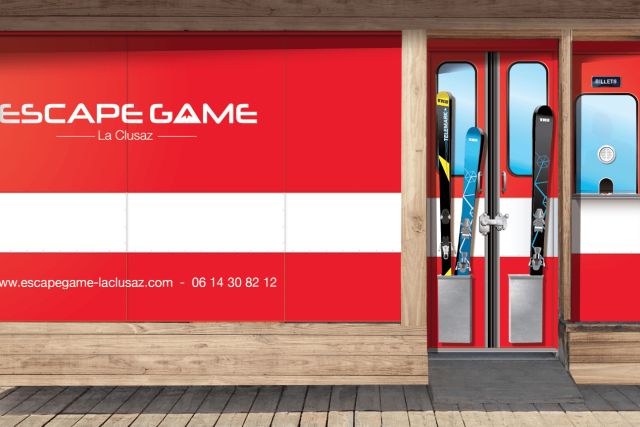 Façade rouge et bois d'Escape Game La Clusaz avec portes vitrées, salle l'OxygenExpress à La Clusaz