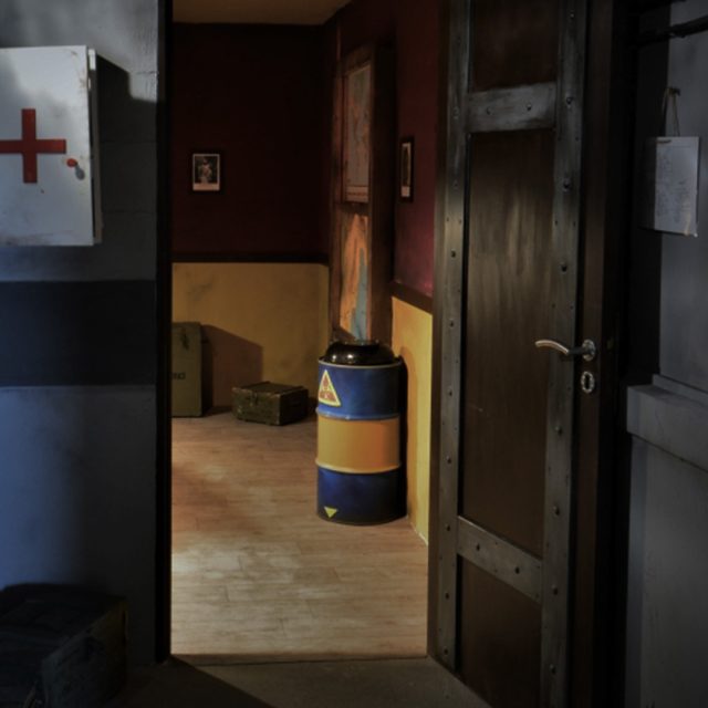 Couloirs de bunker souterrain avec documents, panneaux d'alerte et tonneau radioactif dans Mission bunker