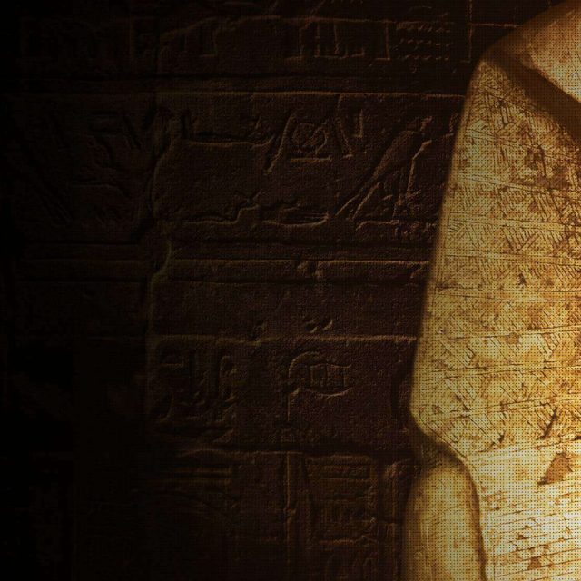 Hiéroglyphes gravés et sphinx doré dans l'atmosphère égyptienne du Sarcophage d'Astarté