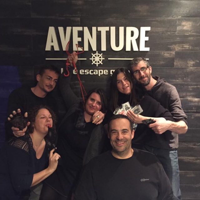 Groupe de sept joueurs posant devant le logo d'Aventure Live! Escape Game à Nice