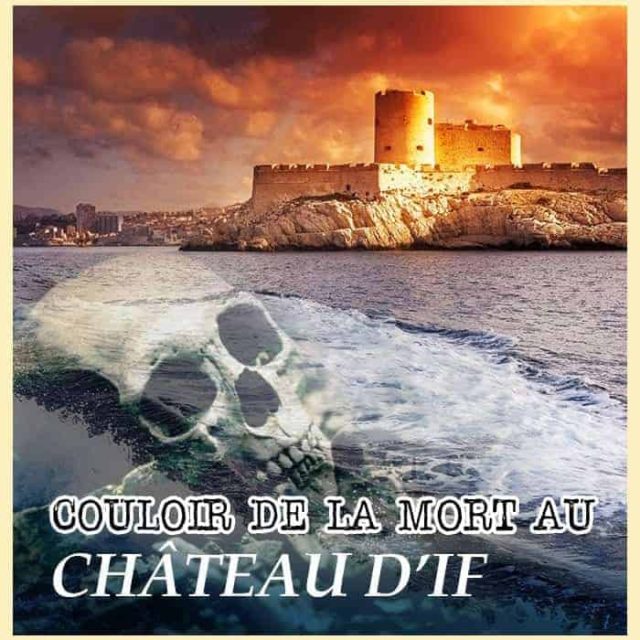 Crâne translucide sur plage avec château forteresse au coucher de soleil