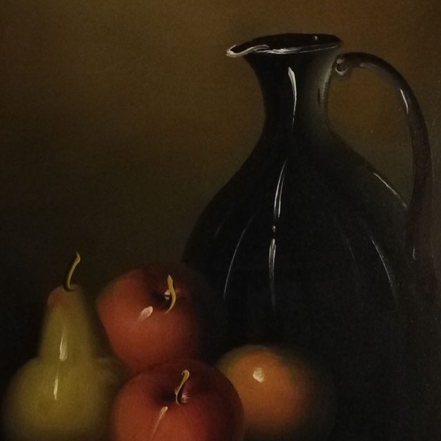 Nature morte à la cruche noire et fruits, décor sombre de L'Hôtel des oubliés