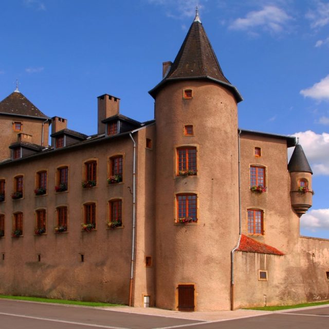 Façade du Château de Luttange, tours pointues et fenêtres alignées, vue depuis la route, salle Le dernier secret