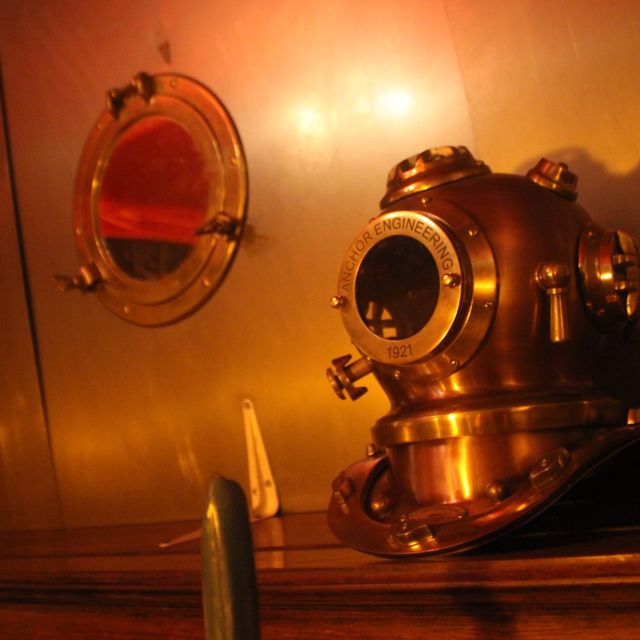 Casques de plongée en laiton et hublot rouge dans l'ambiance du Nautilus