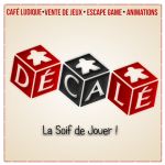 Logo de Café Décalé, escape game en Seine-Maritime, trois dés stylisés rouges et noirs