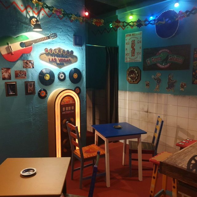 Guitare accrochée au mur d'une cantina aux guirlandes lumineuses, salle Los Bandidos, Team break à Terville