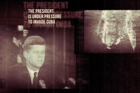 Projection vintage montrant un politicien sous pression et une carte de Cuba dans CUBAN CRISIS chez Escapology
