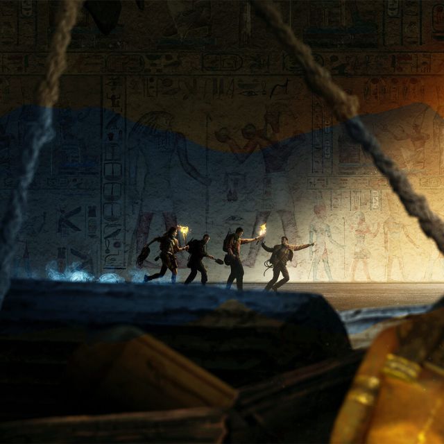 Aventuriers à la torche sur une plateforme face à un mur de hiéroglyphes, salle Escape The Lost Pyramid chez Inoui VR