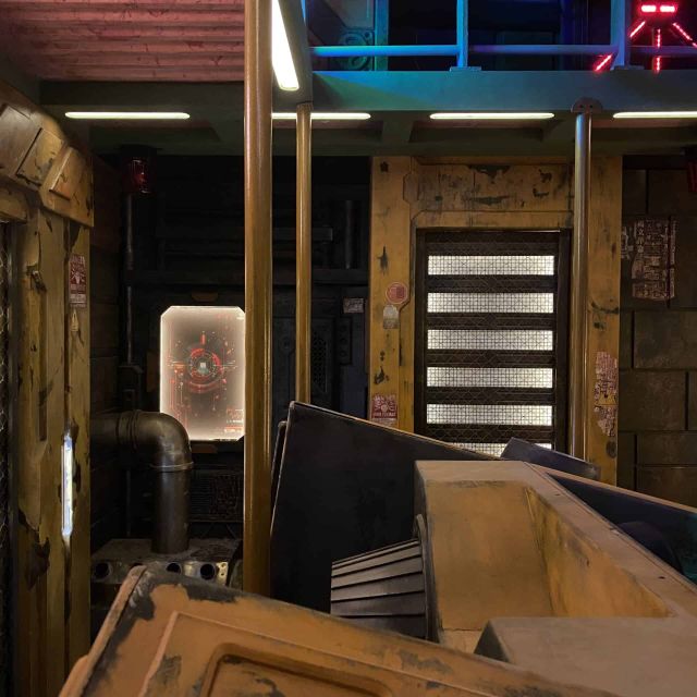 Cockpit rouillé aux panneaux lumineux, décor industriel de cargo pirate chez Mastermind Bern