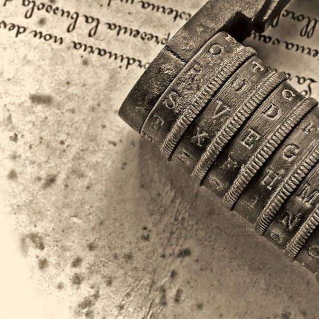 Cadran de code rouillé et manuscrit ancien dans la salle Les révélations de Léonard de Vinci