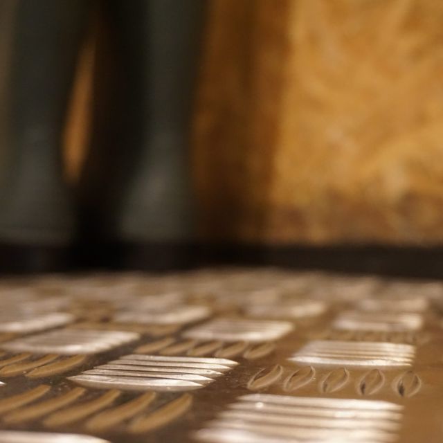 Plancher orné en bois clair, murs ocre, décor de mine souterraine chez La Synapserie