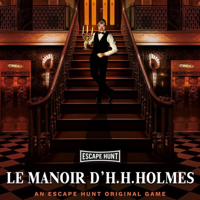 Escalier ornementé rouge et noir, gentleman en costume descendant les marches du Manoir d'H.H. Holmes