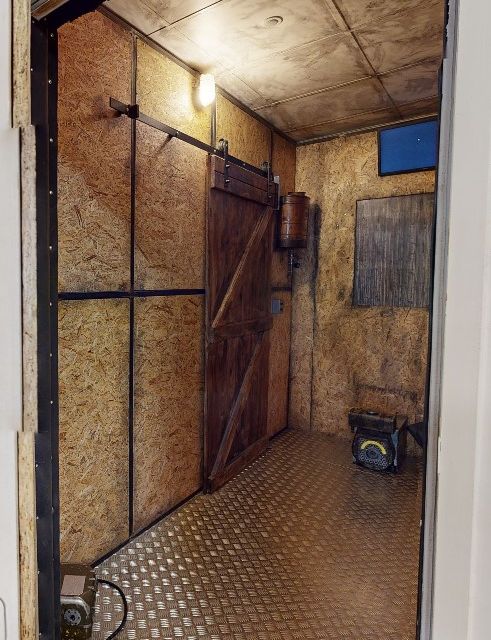 Couloir industrial avec murs en liège, portes métalliques et sol damier à La Synapserie