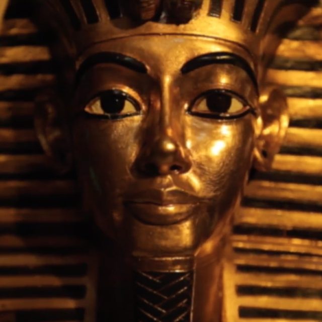 Masque doré du pharaon, décor égyptien de la salle L'étrange malédiction du pharaon