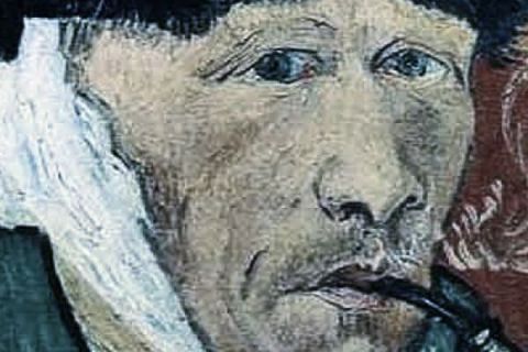 Autoportrait peint d'un homme à pipe, oreille bandée et bonnet de fourrure, salle La folie de Van Gogh, Arles