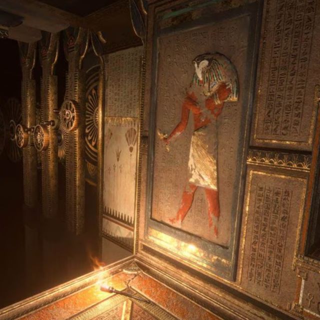 Couloir de temple aux parois dorées gravées avec une fresque de pharaon rouge, salle Escape The Lost Pyramid chez Inoui VR