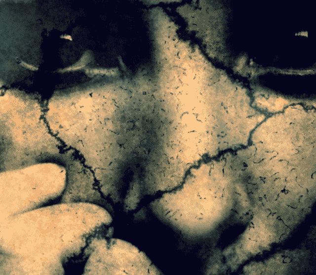 Bandeau sombre d'un regard apeuré et de fissures, salle L'abatTeur de bastard chez Madness escape à Pau