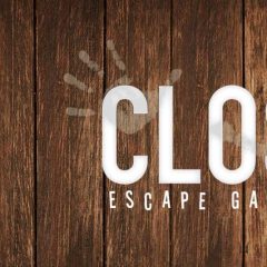 Logo de Closed Lyon, escape game à Lyon, sur fond de bois usé