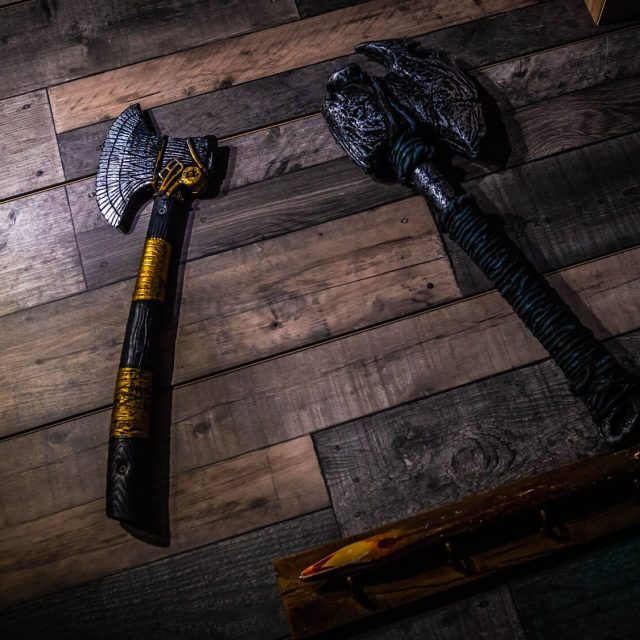 Deux haches et un crâne sur plancher en bois, décor pirate du Navire maudit