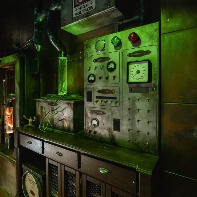Panneaux de contrôle vintage illuminés en vert, dans Un monstre dans le placard