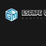 Logo de Escape Game Montpellier, cube bleu et blanc sur fond noir