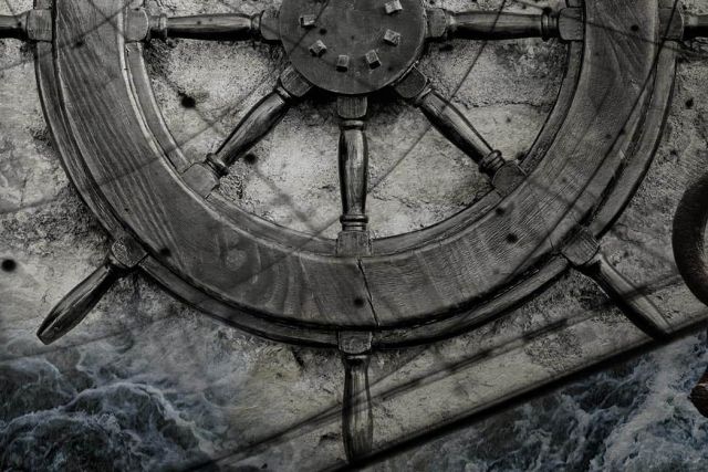 Gouvernail de navire et clé anciennes en noir et gris, salle Le bateau des pirates chez Active escape à Fréjus