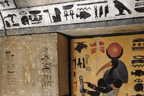 Fresques et hiéroglyphes égyptiens gravés sur murs ocre et pierre du secret des pharaons