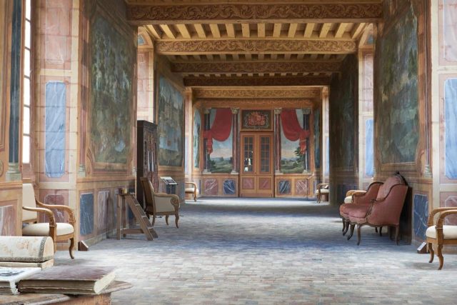 Galerie peinte aux fresques renaissance, meubles époque, architecture en perspective, décor du Château de Gizeux