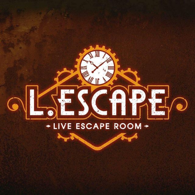 Logo de L.Escape, live escape room à Elne : horloge et lettres blanches sur fond brun orangé