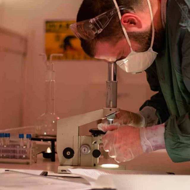 Chercheur en combinaison protectrice manipule des tubes de culture en laboratoire stérile, Le laboratoire zombie chez Fox in a box Nice
