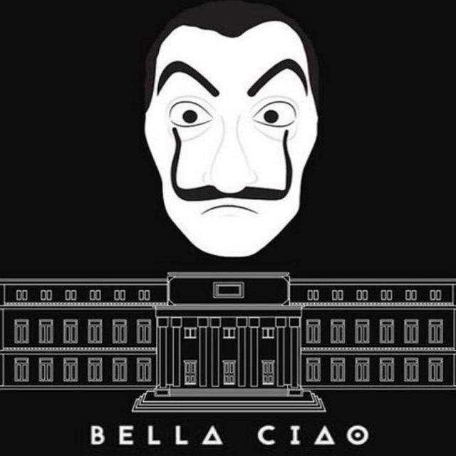 Masque blanc stylisé au-dessus d'un bâtiment administratif, logo de El Profesor chez Closed Strasbourg