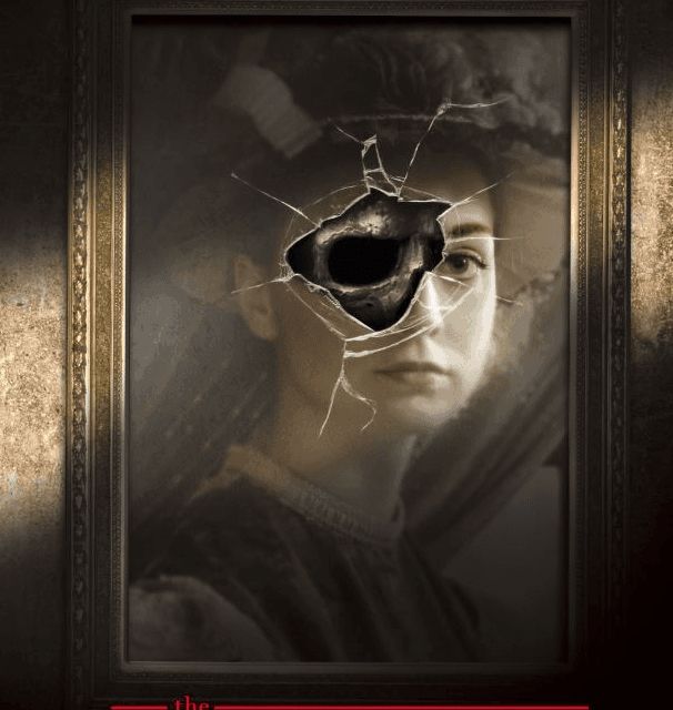Portrait d'une femme au regard voilé dans un miroir ancien, mention You can't leave until it does, salle The Haunting