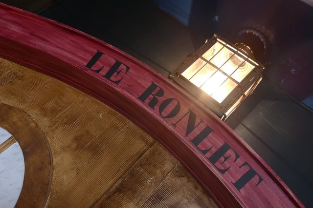 Tonneau rouge portant Le Ronlet et lanterne allumée, salle La rivière Espérance chez Enigm'Antic à Périgueux