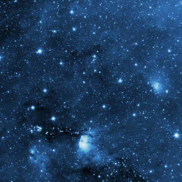 Ciel étoilé bleu nuit avec nébuleuse et constellations pour Space Wars
