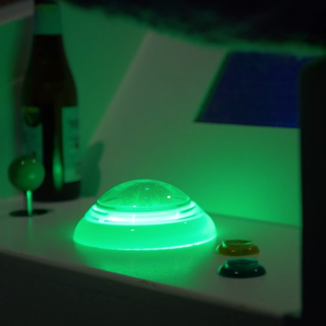 Dôme luminescent vert néon sur plateau, décor futuriste chez Break Out à Sévrier