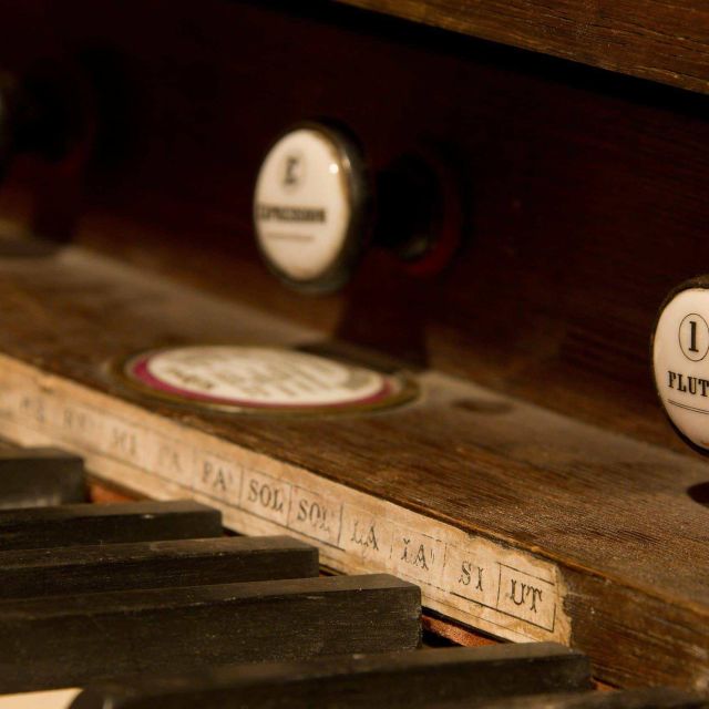 Clavier d'orgue ancien avec boutons Flûte, décor de la salle Nautilus chez Le Défi des Ducs à Dijon