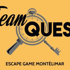 Logo jaune de Team Quest, escape game à Montélimar, avec écriture manuscrite Team et clé