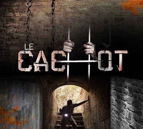 Couloir de prison souterrain avec chaînes et silhouette dans la lumière, Le Cachot à Montpellier