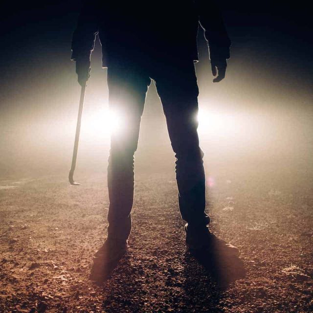 Deux silhouettes armées de couteaux dans une atmosphère brumeuse et menaçante chez Mind and Run
