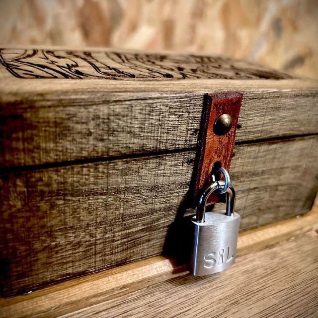 Coffret en bois gravé fermé par un cadenas, escape box Le mystère du Serpent d'Or
