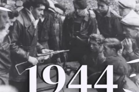 Photographie en noir et blanc, soldats armés et civils réunis autour d'une carte militaire, 1944