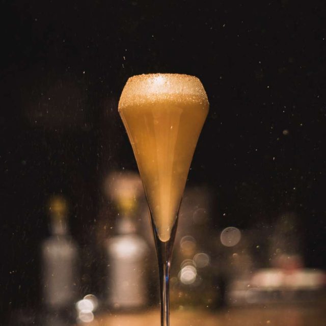 Coupe de champagne effervescente dans une ambiance festive chez Studio Riddle à Reims
