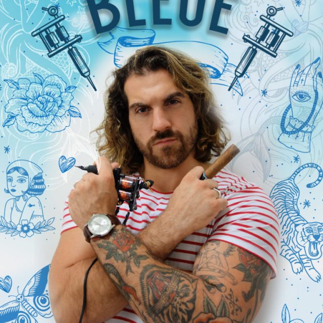 Affiche Bleue : homme tatoué en marinière rouge et blanche sur fond de motifs bleus, Escape Game Bastille à Grenoble