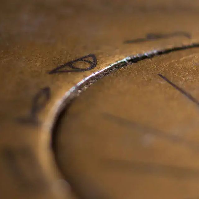 Disque de pierre gravé de symboles, détail de la salle Opération Louxor
