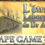 Couverture de L'étrange laboratoire du Dr Agon à Lizio, cabane de pierre dans brume ocre