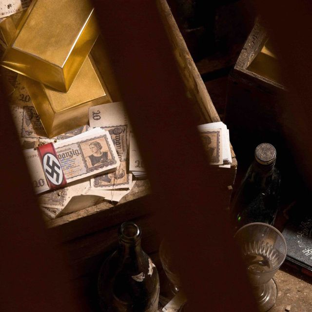 Trésor nazi caché dans un bunker souterrain, lingots d'or et documents historiques en désordre